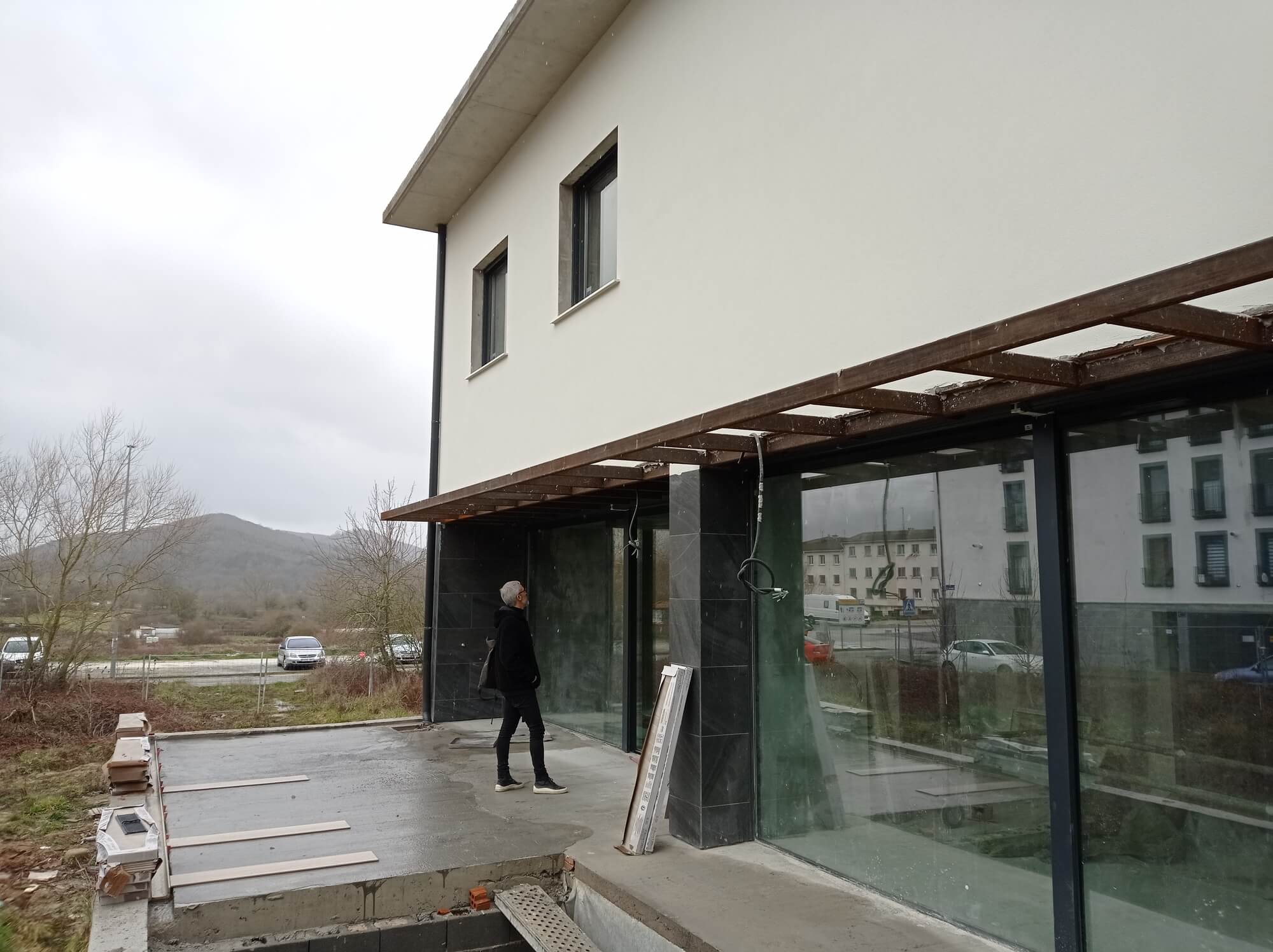 Arquitecto revisando la construcción de una vivienda